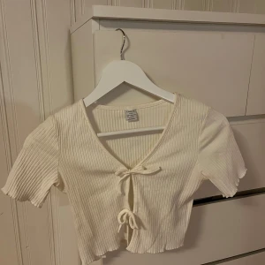 Två söta toppar  - Två söta toppar som inte har kommit till användning, ljuset är lite taskigt till den vita🌟 (barnstorlek)