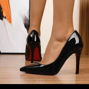 Högklackat  - Aldrig använda! Dom är för små för mig tyvärr!