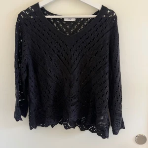 Stickad  - Lite kortare stickad tröja som är från JDY som aldrig blivit använd🤍sitter som en M/L