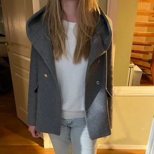 Kappa - Fin grå kappa från zara. Säljer för att den inte kommer till användning.