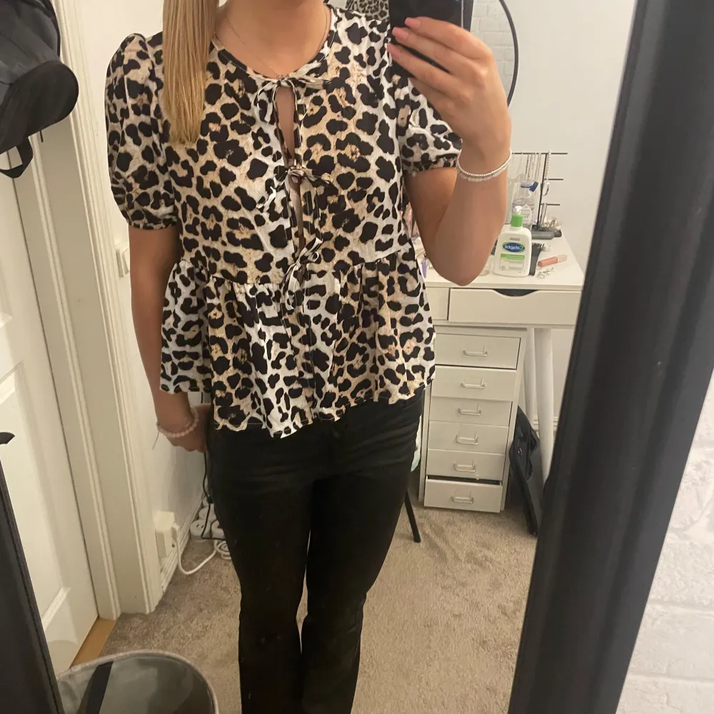 Jättefin leopard blus från shein i storlek S, aldrig använt. Bra skick och kvalitet . Blusar.