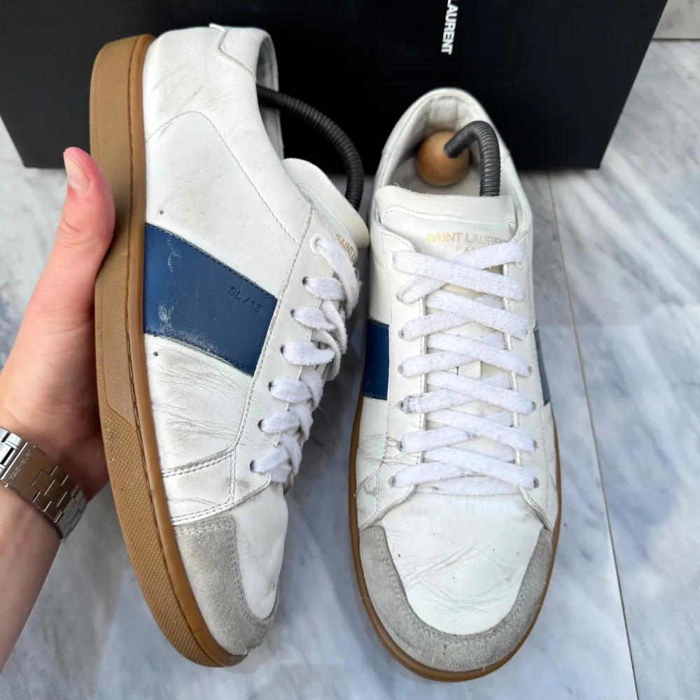 STEAL VECKA! Saint Laurent sneakers | Bra skick | Sitter sanningsenligt i storleken | Nypris: 6800 kr | Ingår: endast skorna | Frakt spårbart via Postnord eller Instabox, där köparen betalar | Tveka inte att höra av dig vid frågor📩. Skor.