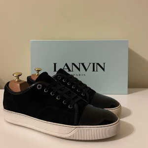 Lanvin skor  - Hej! Säljer nu dessa sjukt snygga lanvin skor. Skorna är i superfint skick! Sitter oftast en storlek större 