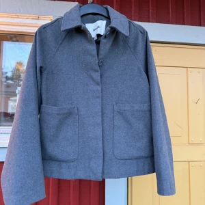 Grå kappa - Kappan är i fint skick. Den är storlek xs men passar s också. 