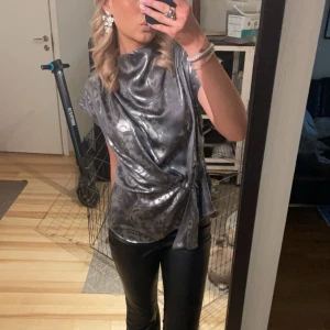 Fest Topp Zara - Super snygg fest topp ifrån zara, använd fåtal gånger! Säljer då jag tröttnat🥰 nypris ca 400kr