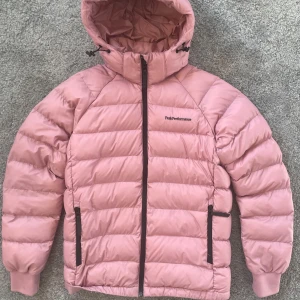 Peak Performance jacka - Superfin gammelrosa dunjacka från Peak performance. Jättefint skick storlek 160. 