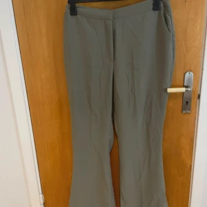 Gröna kostymbyxor  - Gröna byxor köpt second hand, aldrig använda av mig.