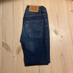 Säljer dessa levis jeans för att de inte passar mig. Jeansen är i toppskick och nypriss ligger på 849kr. Mitt pris: 149sek priset kan sänkas vid snabb affär!!