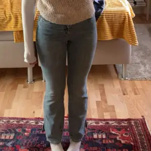 Jeans från Vero Moda — Storlek 27 längd 32 — använda få gånger. Säljer då de är för korta för min smak. Super bekväma🥰 