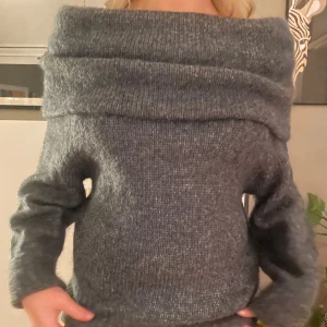 Off-shoulder tröja - Jätte fin stickad off-shoulder tröja från H&M! Andvänd en gång☺️