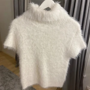 Fluffig tshirt med krage  - Så så fin tröja med krage, jättemysig i höst/ vinter💘💘