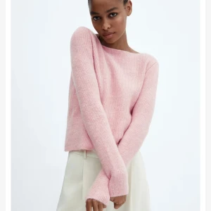 Stickad tröja Mango - Rosa supermjuk stickad tröja från mango i strl S, tröjan är bra skick och säljer den för 169kr.