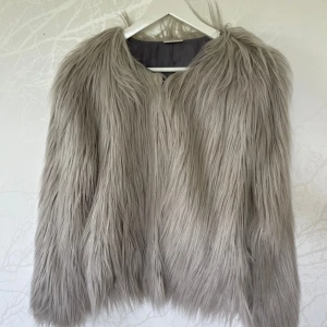 Pälsjacka - Så cool och mysig pälsjacka i nyskick från vila🩶