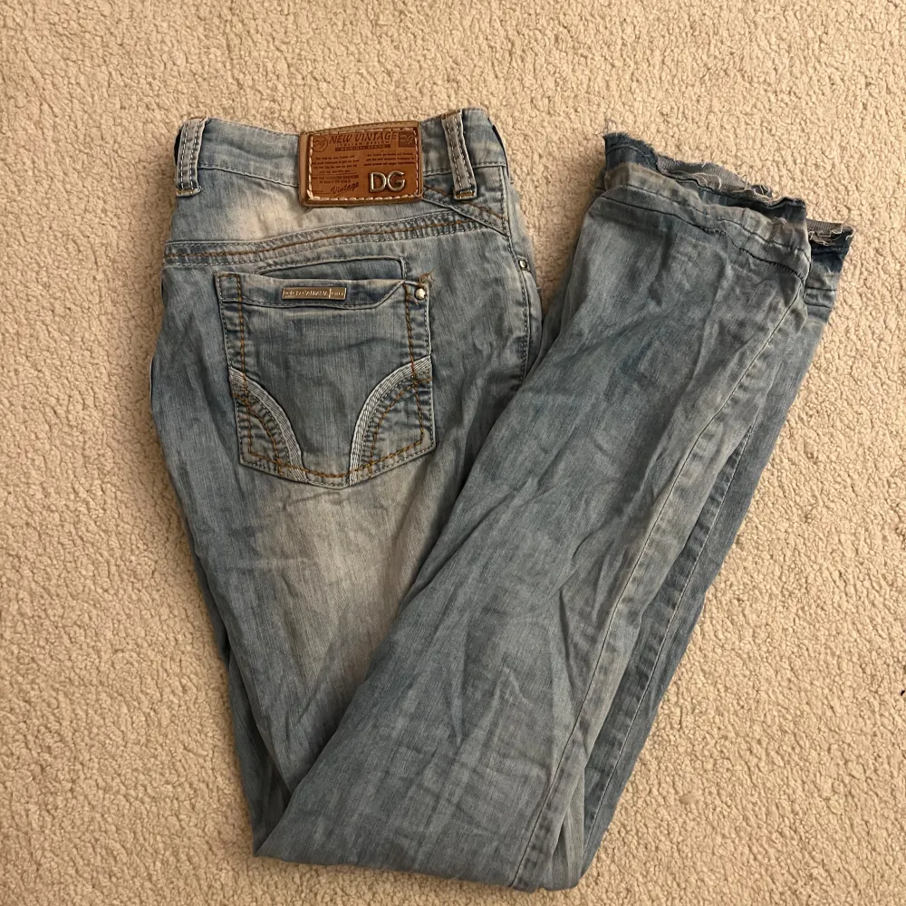 Vet inte vart den är ifrån. Köpte den på Plick och har sprätt up i ändarna för att göra dem längre. Lappen bak är lite sönder som på bilden men syns ej. Pris kan diskuteras 😊. Jeans & Byxor.