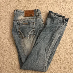 Low waist jeans - Vet inte vart den är ifrån. Köpte den på Plick och har sprätt up i ändarna för att göra dem längre. Lappen bak är lite sönder som på bilden men syns ej. Pris kan diskuteras 😊