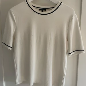 Finstickad tröja Massimo dutti  - Bra skick på tröjan, det är lite knottror på sidan av tröjan men det syns inte