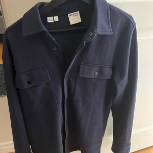 Overshirt  - Tja. Säljer min overshirt som knappt är använd 