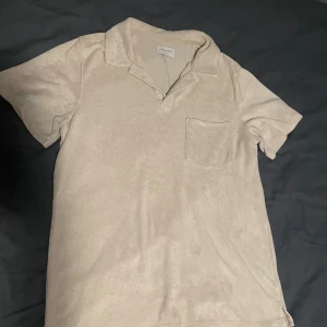 Frotté piké  - Fräsch beige piké i frotté. Storlek S. Inga defekter finns, skick 9/10