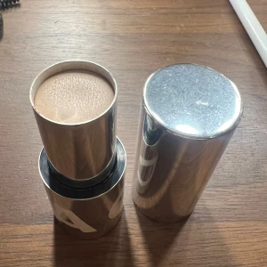 Caia bb stick - Säljer nu mitt bb stick från caia som är i färgen 10c! Så fin och lätt på huden😍Använd ett fåtal gånger som man kan se pp bilderna! Original priset är 295kr 