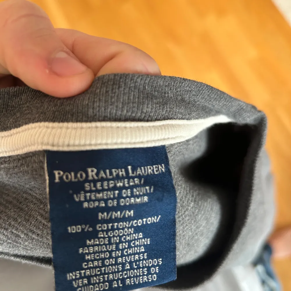 Ralph Lauren Tröja | Skick: 8/10 - Storlek: M - Nypris: 1500 - Vårt pris: 299 - Skriv för mer frågor eller funderingar och kolla gärna in liknande plagg i min profil . Tröjor & Koftor.