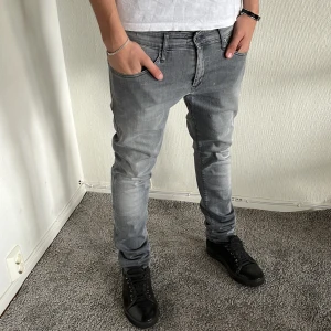 Tommy hilfiger jeans  - TF jeans i riktigt fint skick(9/10) använda nån gång bara o inga defekter alls. Jeansen har små slitningar här o var så e riktigt feta. Modellen är 179cm lång. Hör av dig vid funderingar och pris kan diskuteras vid snabb affär! Mvh Malte!