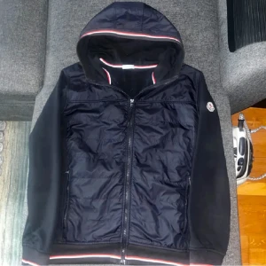 Moncler cardigan/windbreaker - En fet moncler cardigan nu till hösten/vintern som är riktigt snygg och har väldigt få användningar. (Pris kan diskuteras) den är L men passar M också. (NFC funkar)