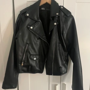 Skinnjacka - Bra skick💕 I storlek L men passar mig som vanligtvis har S då den är liten i storleken 💕