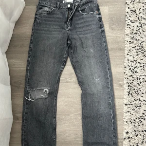Low waist zara jeans  - Jättefina gråa low waist jeans ifrån Zara. Ett hål på ena benet, vilket gör de där lilla extra på jeansen. Köpte för ett tag sen men kan inte ha längre. Pris kan diskuteras. 