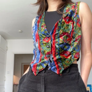 Väst - Världens coolaste väst med så fina knappar! så jävla häftigt mönster men tyvärr inte mina färger