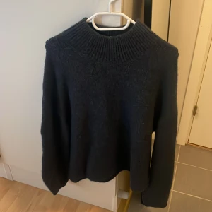 Stickad tröja  - Jätte fin marinblå från weekday Aldrig använt 