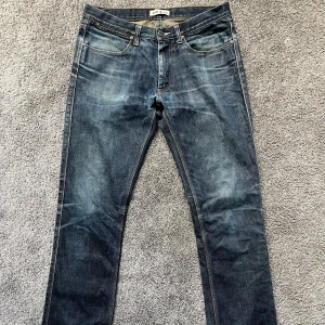 Acne Jeans - Snygga Acne Jeans med RAW denim, vilket gör att tvätten ändras beroende på hur dom används!  Nypris runt 2000kr💰Pris kan diskuteras, hör av dig vid minsta fundering🤝🏼