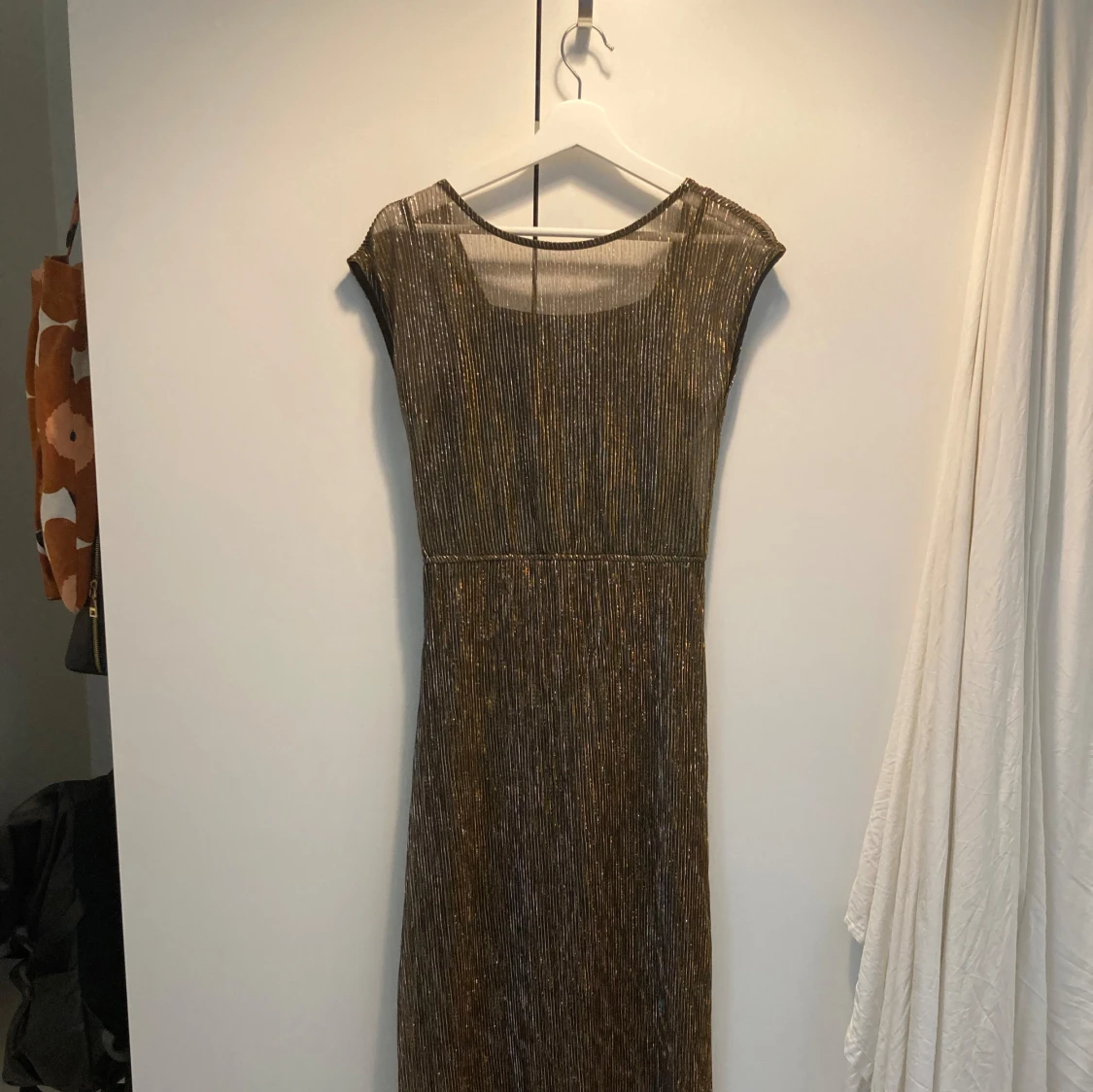 Glittrig balklänning