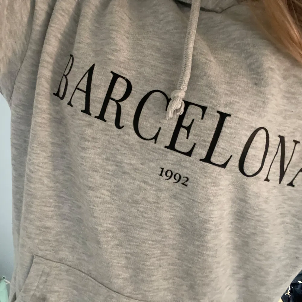 Fin barcelona hoodie från Gina jätte fin och har storlek xs💘💘💘 . Hoodies.