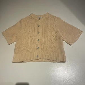 Kortärmad kofta från &otherstories - Jättegullig stickad kortärmad kofta ifrån &otherstories, använd fåtal gånger