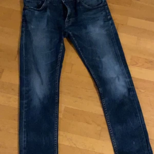 Tiger of Sweden jeans  - Ett par jeans från tiger of Sweden. De sitter som regular/slim fit. Den är i storlek 34 men passar för mig som oftast har 32. De har lite defekter som jag kan skriva privat. Bara o skriva om du har frågor eller funderingar :)