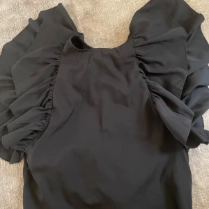 Volang blus - Säljer nu mina fina volangblus då den är för liten!!❤️