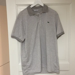 Lacoste piké  - Snygg piké i bra skick, billigare pris vid snabb affär