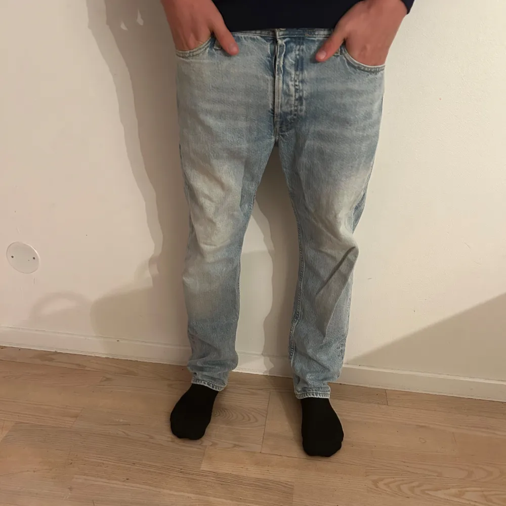 Säljer nu dessa riktigt snygga ljusblå jeans från Jack and Jones. Storlek: 28,30. Modellen sitter regular fit. Modellen är 174cm och väger 65kg. Nypris ca 900kr. Mitt pris är endast 249 kr. Hör av dig vid minsta fundering. Priset är diskuterbart.. Jeans & Byxor.