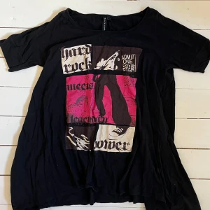 tunika - säljer denna tunika med coolt tryck!! köpt på second hand men har aldrig använt den 🖤