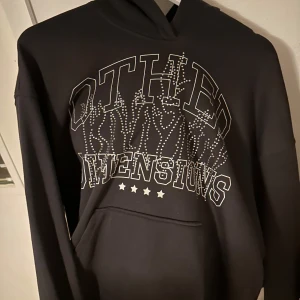 fet hoodie  - Säljer denna som är i nyskick och använd 1 gång. Skitcool men ligger tyvärr bara i garderoben! 🩷