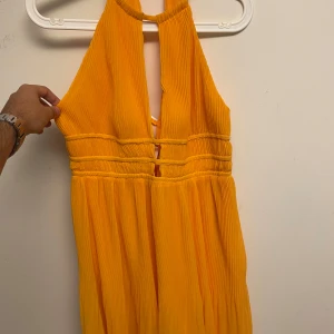 Klänning - Helt ny klänning i en fin gul färg passar perfekt för fester den är i storlek M