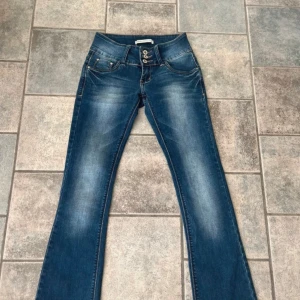 lågmidjade bootcut jeans - Jättefina jeans som jag aldrig använt! köpte de på vinted och då var de nya! säljer då de inte riktigt passade mig💕 Tveka inte att höra av dig!  Bilder tagna från förra säljare 💕