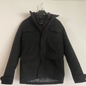 Jack and Jones rock - Säljer min Jack and Jones rock nu perfekt till hösten/ vintern, den går att ha både på hösten men även när det börjar bli ännu kallare på vintern, det är en Xs men sitter som en S 