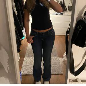 Ltb jeans i modellen roxy. Väldigt bra skick men kommer tyvärr inte till användning🤩🩷