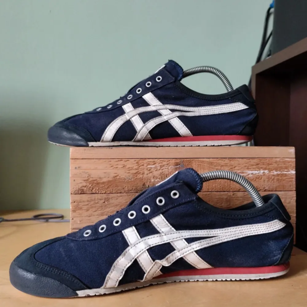 Säljer ett par snygga blå sneakers från Onitsuka Tiger. Storlek 42,5 men kan användas mellan 41-43 eftersom de är väldigt tunna. Snören finns till också. Använda men i väldigt bra skick. Tveka inte att höra av er vid frågor:). Kengät.