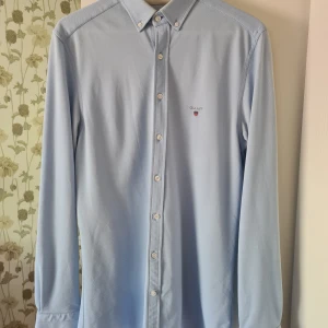 Mycket fin Gant skjorta - Skjorta från Gant i mycket fint skick. Färgen är ljusblå och storleken M. Slim modell med fin passform.
