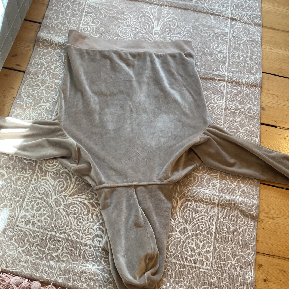 Len sammet tjocktröja från Lindex  - 90