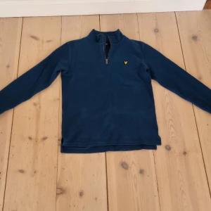 Lyle and scott half zip tröja - Hej! Jag säljer min Lyle and scott tröja för att jag inte använder den. Skick är 8 av 10. Kontakta för minsta tanke om tröjan.