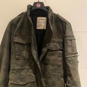 Zadig voltaire field jacket - Säljer denna snygga Zadig jackan pga att den inte passa. Helt ny endast provad. Nypris 4899. Hör av dig om du har någon fråga. Pris kan diskuteras vid snabb affär