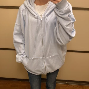 Oversized kofta - Blå oversized kofta i storlek M. Köpt på H&M och sparsamt använd. Inga defekter. Skriv för mer frågor💙